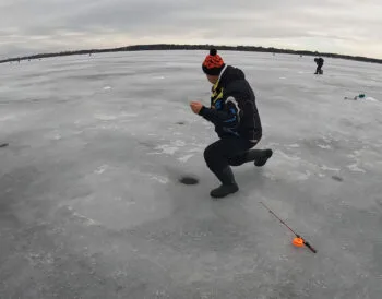 Лід на Київському водосховищі тане на очах: що відбувається з клюванням судака