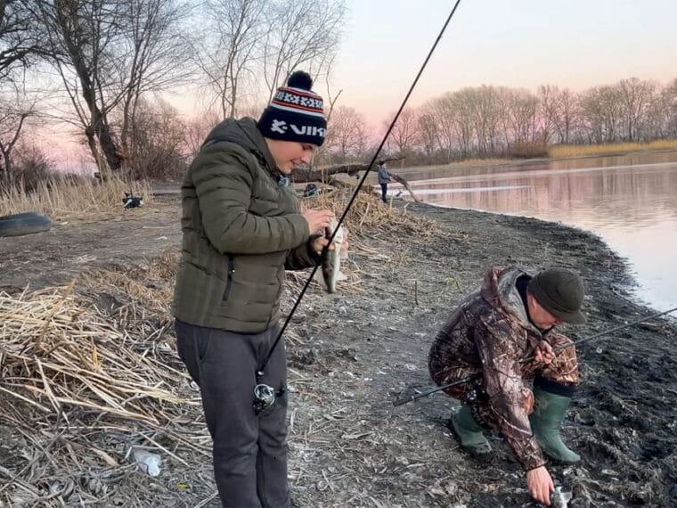 Судак на Каневской ГЭС: аномальный клев у берега