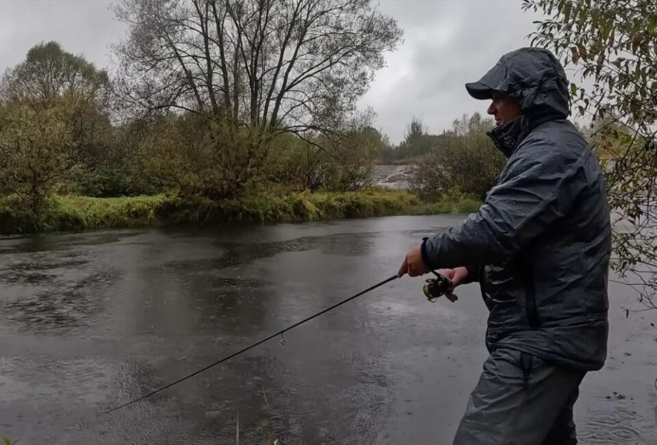 Як обрати одяг для риболовлі навесні: 3 шари, які реально захищають від вітру