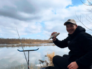 Жор плотвы на Десне: клев на каждом забросе даже сквозь лед и мусор