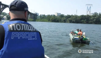 Перевірка документів водною поліцією у рибалки на моторному човні на Дніпрі