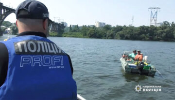 Перевірка документів водною поліцією у рибалки на моторному човні на Дніпрі