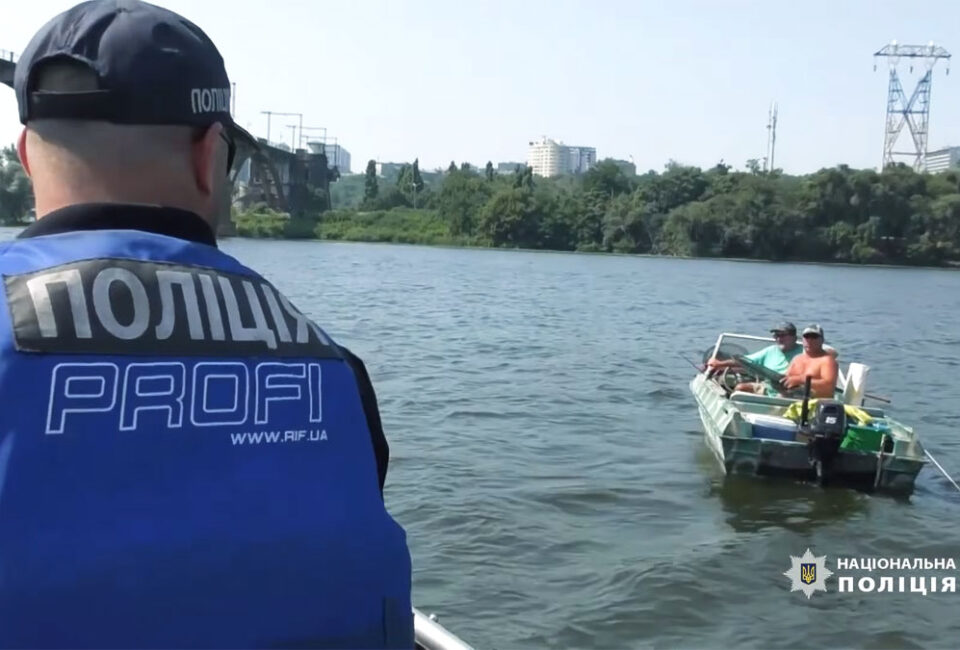 Перевірка документів водною поліцією у рибалки на моторному човні на Дніпрі