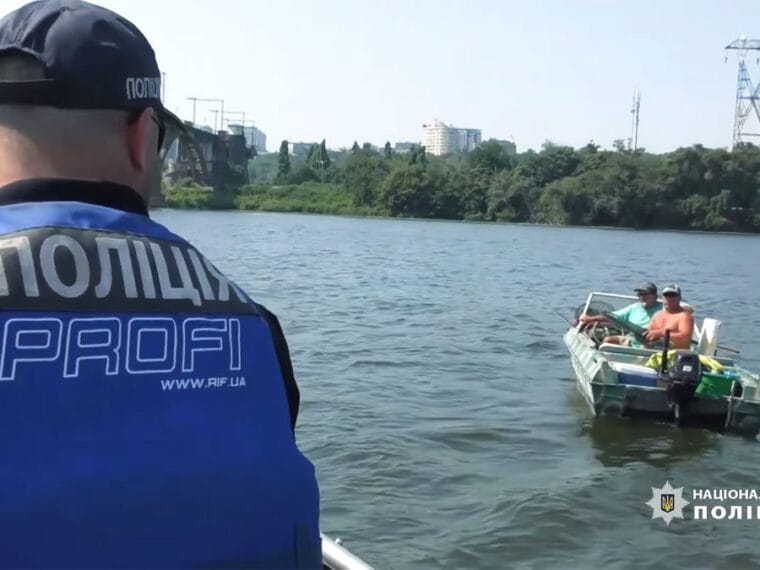 Проверка документов водной полицией у рыболова на моторной лодке на Днепре