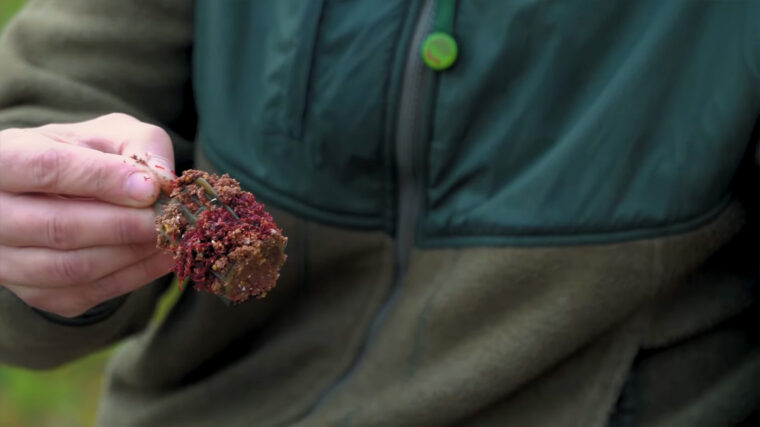 Дозування мотиля для фідерної годівниці, ловля карася в холодній воді за температури плюс 7 градусів