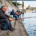 Мешаю кукурузу со сгущенкой, тру чеснок в манку: вся рыба плывет на запах, а садок забит доверху