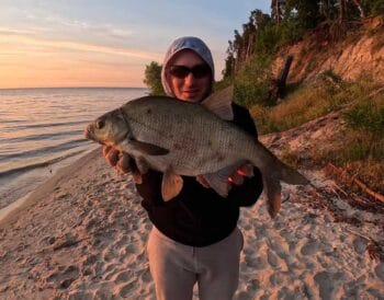 На Київському морі пішов великий лящ: фідеристи показали трофейний улов