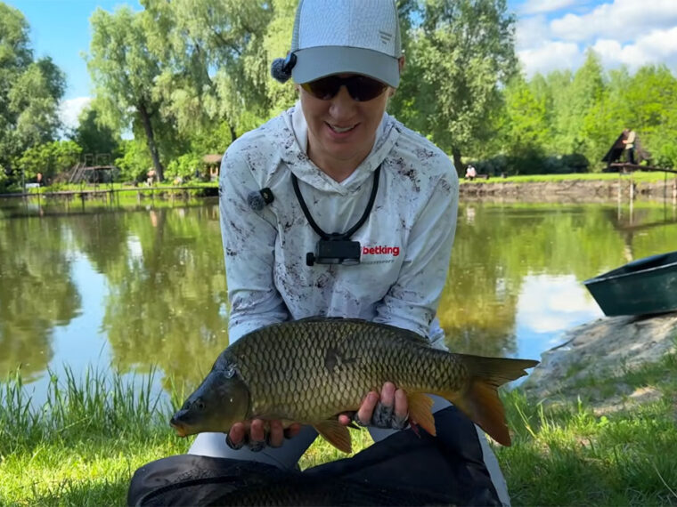 Українська рибалка спіймала на вудку величезного коропа, який зламав снасть навпіл