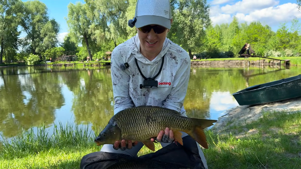 Українська рибалка спіймала на вудку величезного коропа, який зламав снасть навпіл