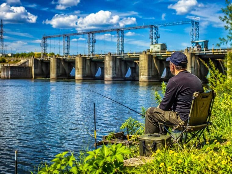 Де заборонено ловити рибу біля дамб в Україні у 2026 році