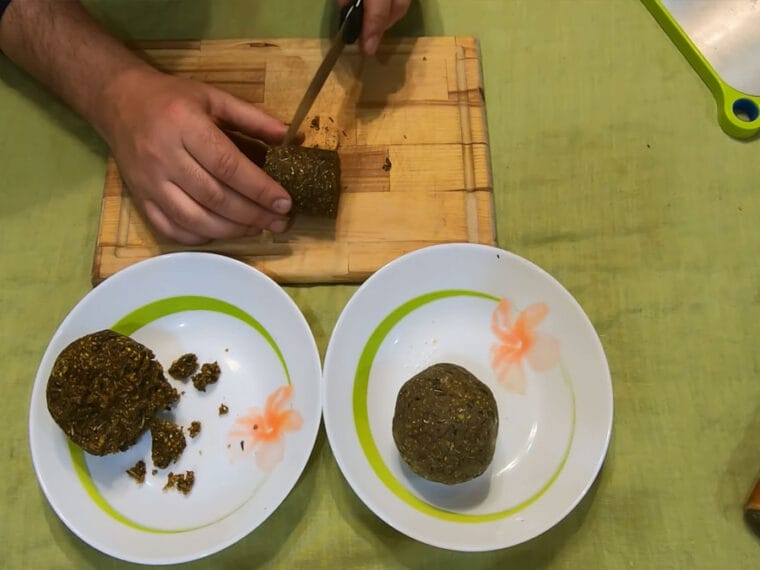 Беру семечки, кукурузу и печенье: готовлю уловистую макуху дома без пресса за копейки