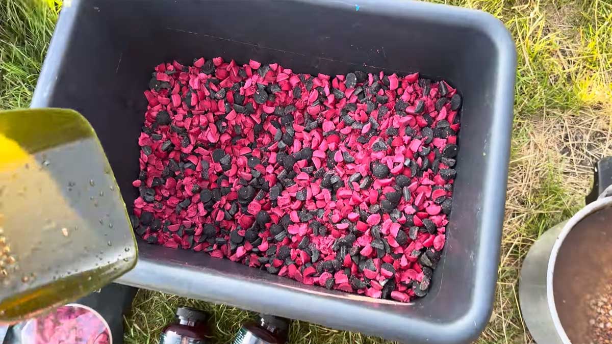 Секрети закорму на коропа: як змусити велику рибу клюнути просто біля годівниці