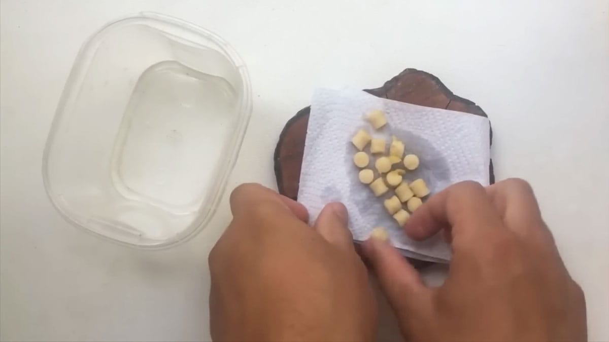 Уловиста сирно-часникова насадка для фідера: рецепт щільних гранул на карася