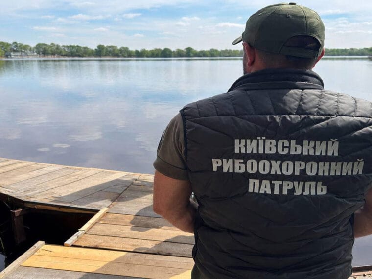 На Киевщине нашли сеть с рыбой и 12 кг сазана на рынке