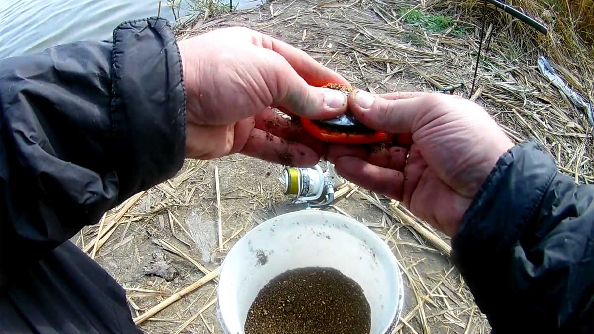 Затемнення прикормки на карася в жовтні: робоча суміш для прозорої води